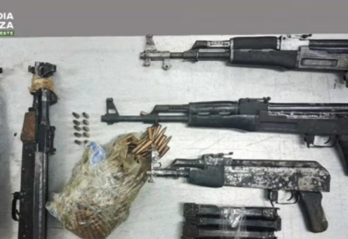 Kishin fshehur 5 kallashnikovë, pranga 2 shqiptarëve në Itali, një tjetër u kap në Shqipëri