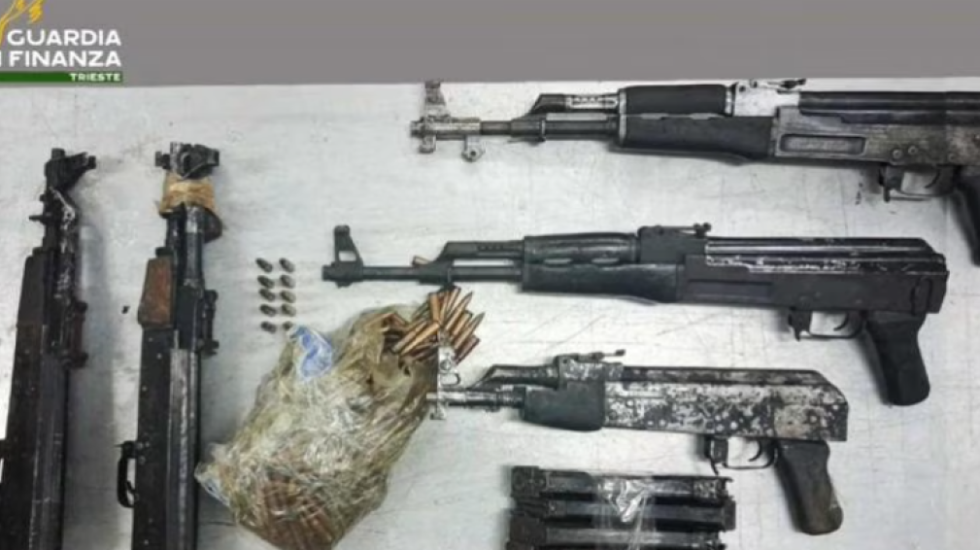 Kishin fshehur 5 kallashnikovë, pranga 2 shqiptarëve në Itali, një tjetër u kap në Shqipëri