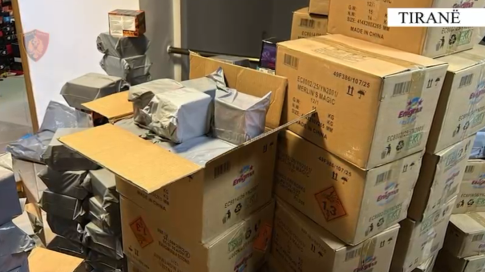 Kapen sasi të mëdha fishekzjarrësh në Tiranë