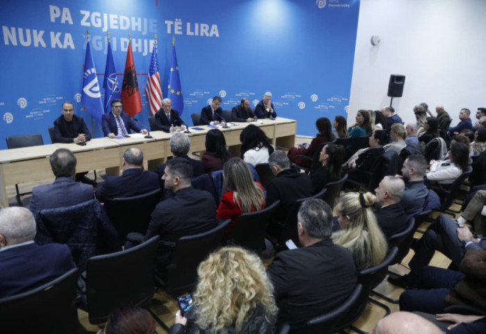 Salianji mungon, Alimehmeti në rreshtin e fundit, nis mbledhja e Këshillit Kombëtar të PD