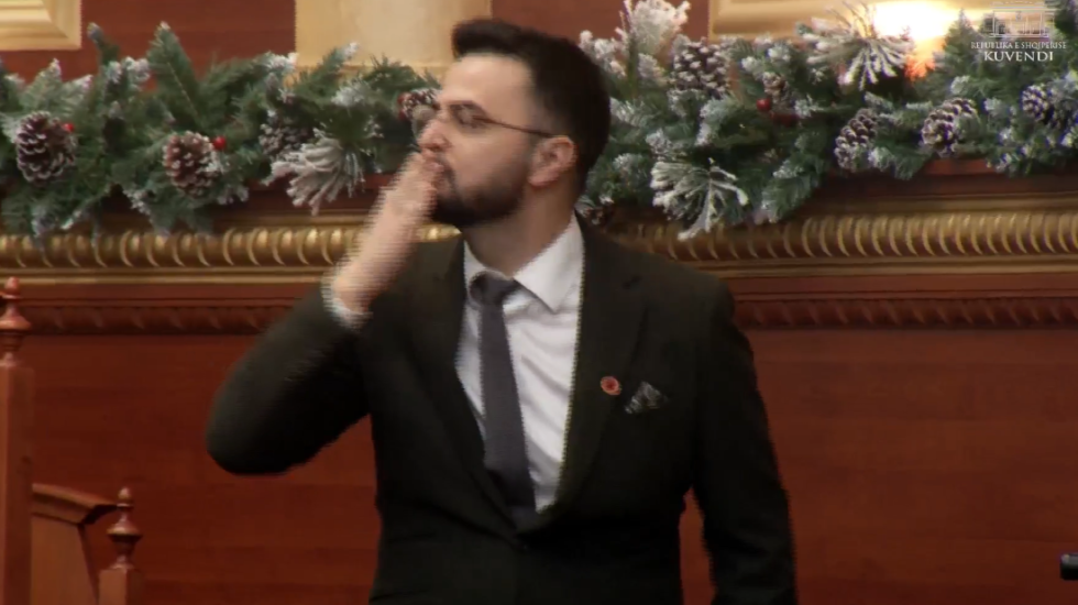 Avokati i Popullit betohet mes tensionit, Shabani i dërgon puthje opozitës