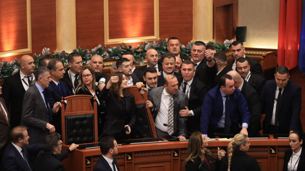 Seanca në Kuvend mbyllet mes kaosit, flakadanë brenda, zjarr jashtë godinës