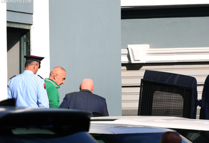 “Ti tregojmë vendin organizatës kriminale”, Meta thirrje nga burgu: Dilni të gjithë para Kryeministrisë