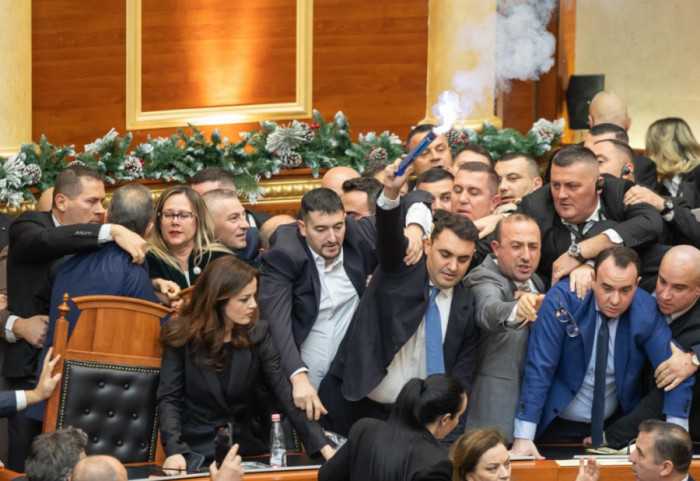 Dhuna në Kuvend, mazhoranca tregon “mëshirë”, fal 23 deputetë të PD, dënime për të tjerët