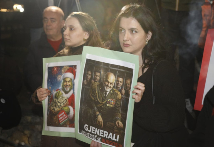 “Gjenerali i ushtrisë së burgosur”, Arlind Qori protestë para parlamentit