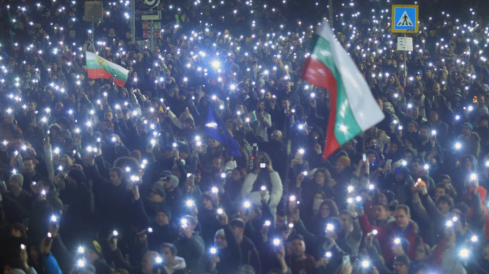 “Qeveri e korruptuar dhe arrogante”, mijëra qytetarë protestojnë në Bullgari