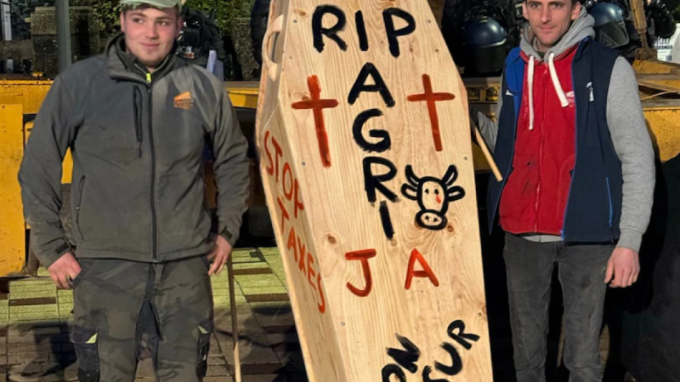 Fermerët francezë i çojnë arkivolin tek dera e shtëpisë Macron-it