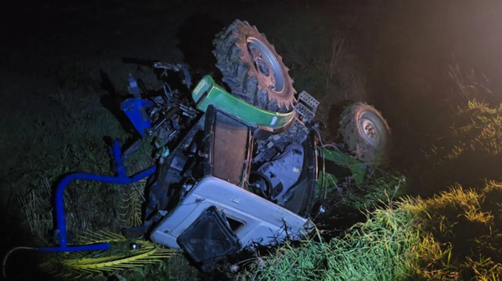 Aksident në aksin Fier–Berat, traktori përmbyset pasi përplaset nga "Benzi"