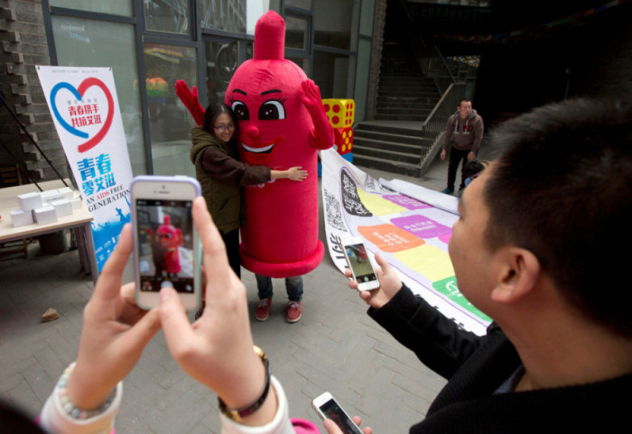 Kërkon të shtojë lindjet, Kina rrit taksat për prezervativët