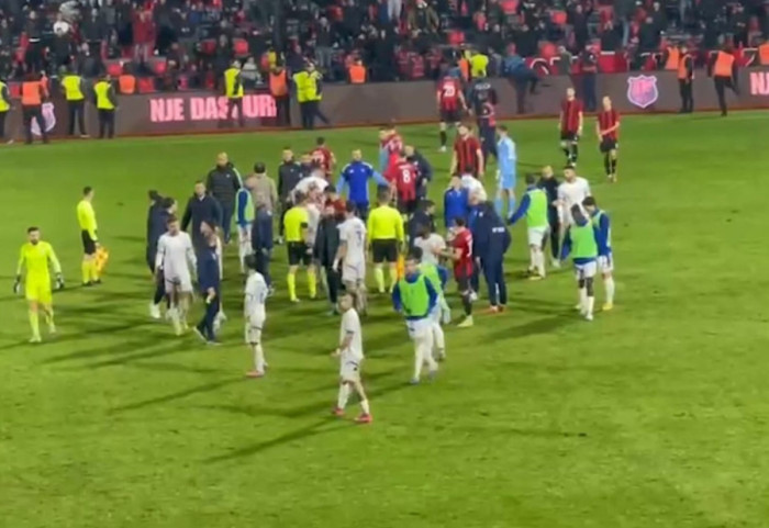 Rikthehet dhuna në stadiumin e Vlorës, tifozët godasin lojtarët e Teutës, ndërhyn FNSH