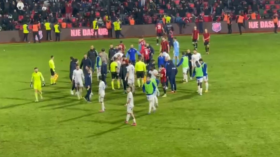 Rikthehet dhuna në stadiumin e Vlorës, tifozët godasin lojtarët e Teutës, ndërhyn FNSH