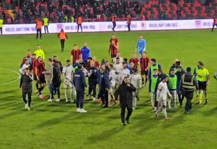 “Lojtarët u goditën me grusht nga futbollistë e tifozë”, Teuta reagon pas dhunës në Vlorë