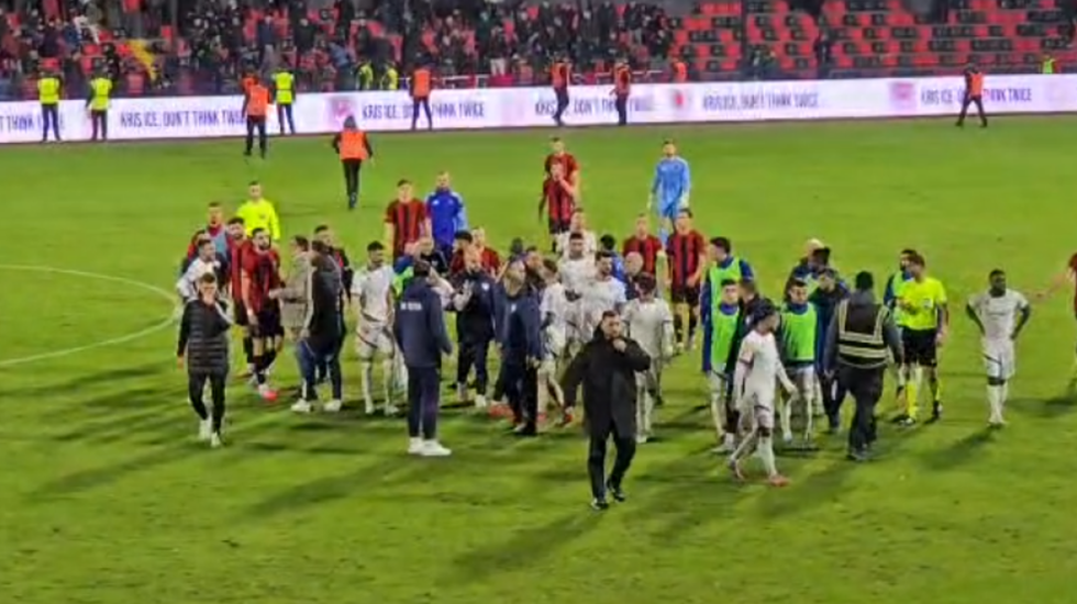 Tifozët pushtuan fushën në Vlorë, Flamurtari akuzon Teutën për dhunën