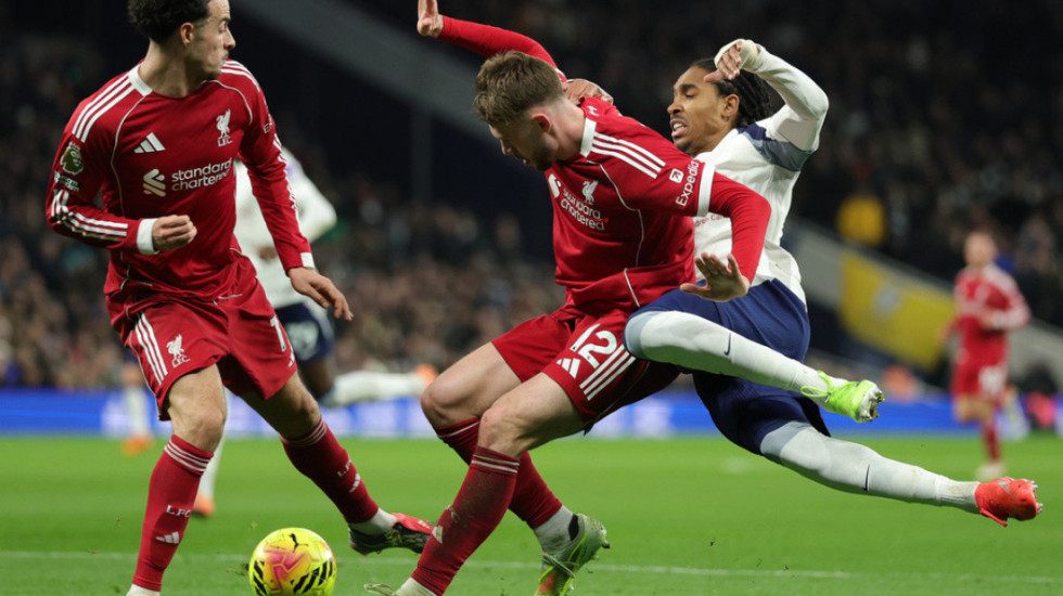 Liverpool-i mposht Tottenham-in e “skuqur” në Londër