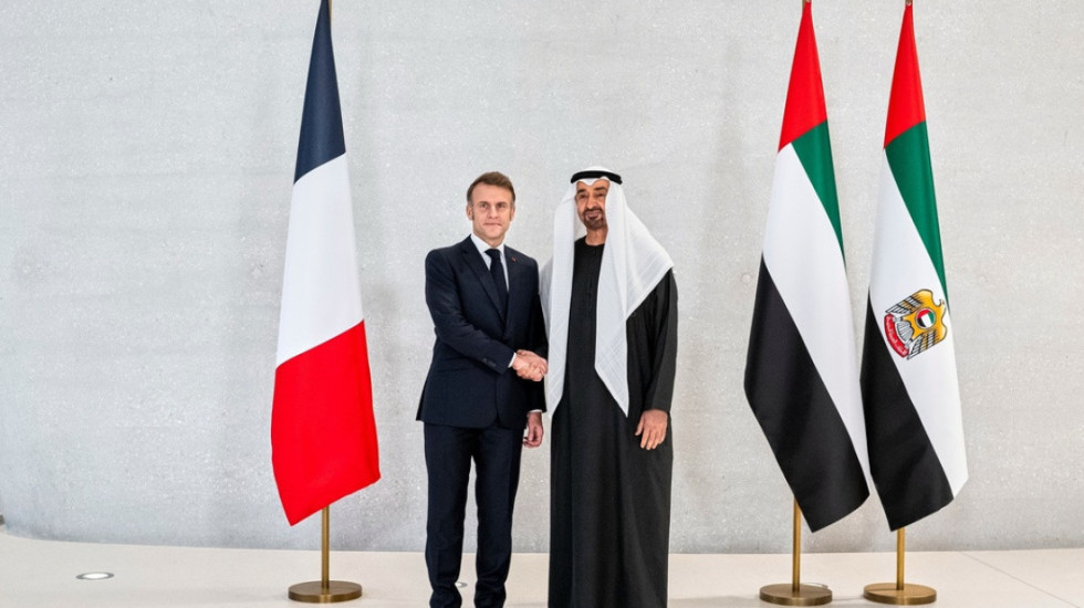 Macron njofton planet për një aeroplanmbajtëse të re