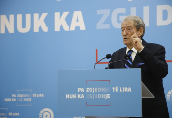 “Tirana po zien”, Berisha thirrje për protestë masive: Sot shënojmë kthesën e madhe