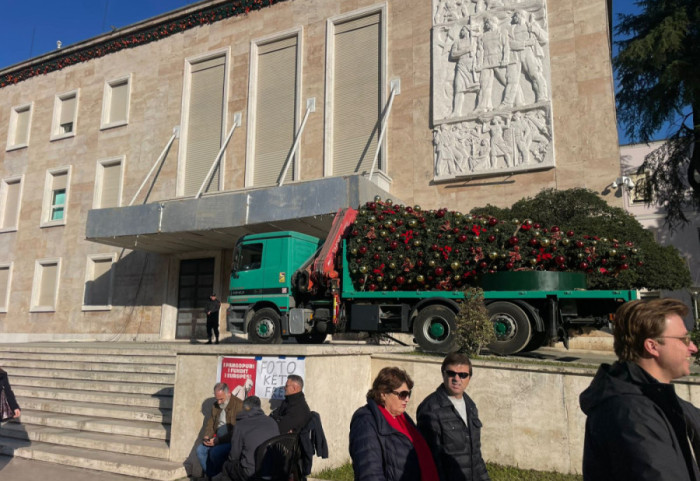 Tre orë larg nga protesta e PD, Kryeministria e blinduar, hiqet edhe pema e Krishtlindjeve