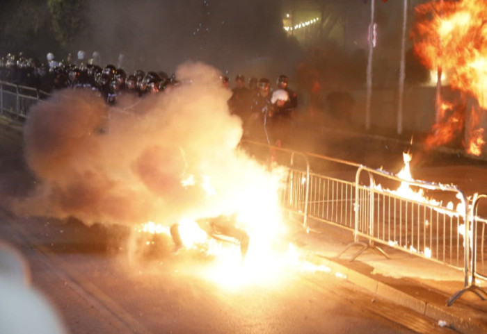 Molotovë drejt Kryeministrisë, protestuesit plagosin dy punonjës policie