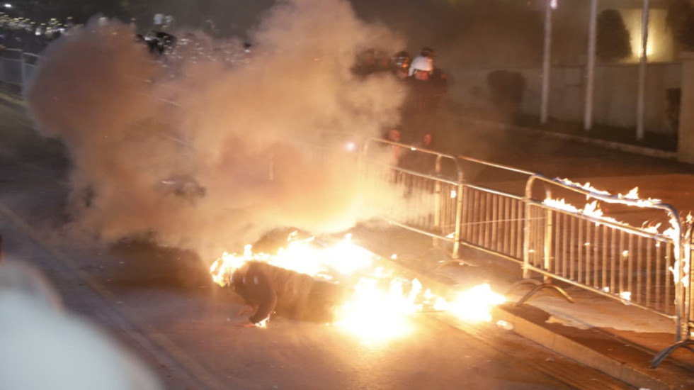 Evitohet tragjedia, polici ndihmon protestuesin që mori flakë nga molotovi