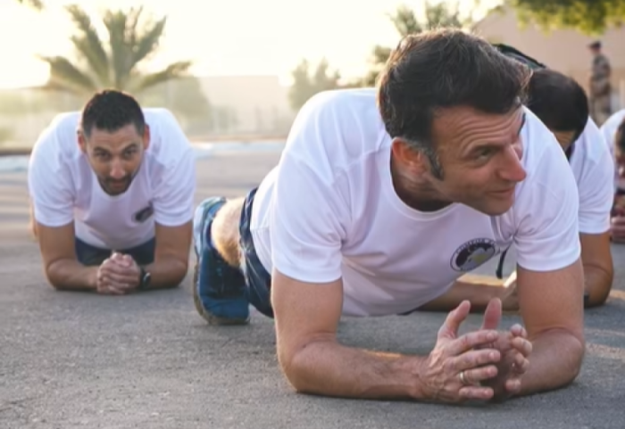 Macron tregon muskujt, stërvitje me ushtarët francezë, shefi i Elizesë u gatuan edhe ushqim