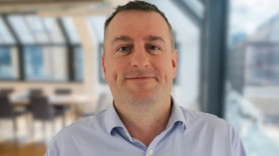 Horror në Britani, 49-vjeçari akuzohet se ka droguar dhe lejuar dhunimin e gruas për 13 vite