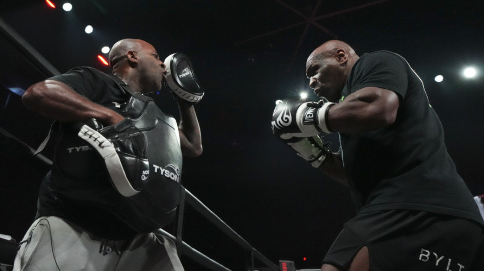 Mike Tyson trondit botën e boksit: Iu përmbajta skenarit ndaj Jake Paul