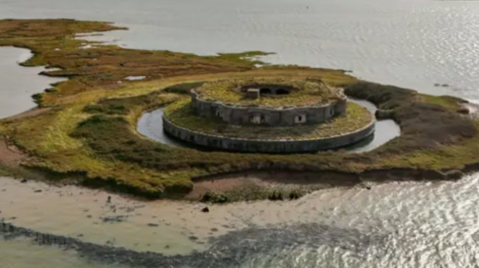 Një bunker në mes të ishullit, përballoi Luftën e Dytë Botërore, tani ka një pronar të ri
