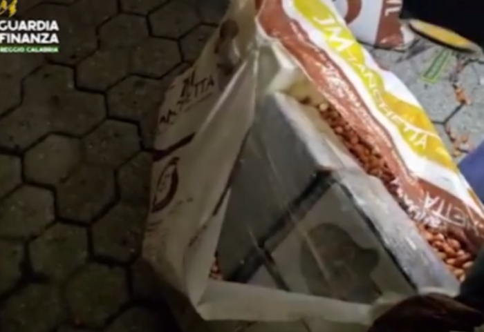 Kapet 70 milionë euro drogë në Itali, 435 kg kokainë ishin fshehur në qese me kikirikë