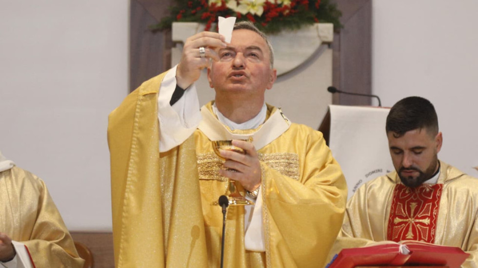 Krishtlindja festohet në Tiranë, qindra besimtarë në Katedralen “Shën Pali”