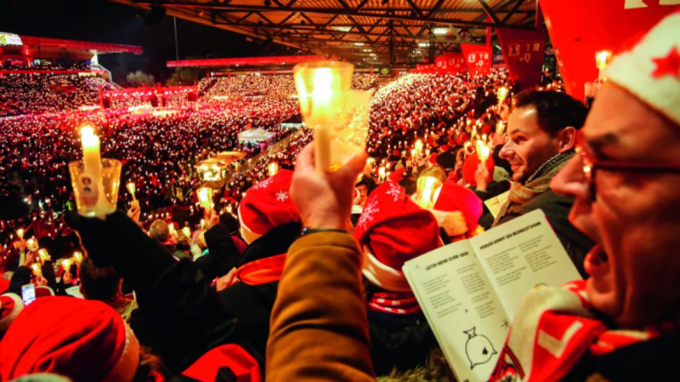 Kur fryma e festave pushton stadiumin! Thuajse 30 mijë tifozë mblidhen për të kënduar këngën e Krishtlindjes