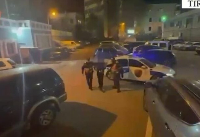 Përndiqte 37-vjeçaren në Tiranë, në pranga i riu