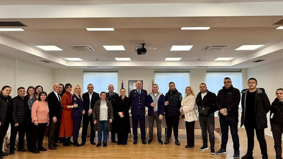 Policia përkrah familjeve të Dëshmorëve të Atdheut për festat e fundvitit