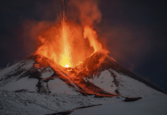 Etna zgjohet sërish, re hiri mbi Siçili