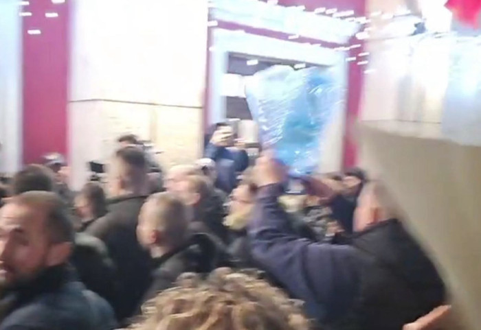 Disa lagje të Vlorës sërish pa ujë, vidhet saraçineska