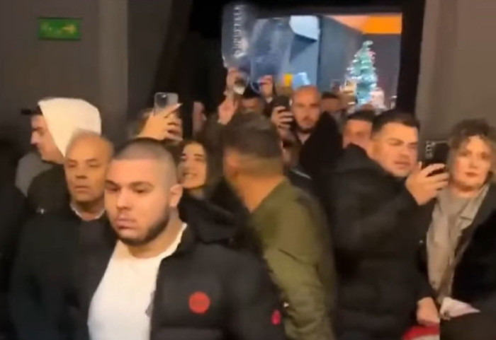 “Duam ujë”, me bidona në duar qytetarët e Vlorës në protestë, ndërpresin mbrëmjen gala në teatrin “Petro Marko"