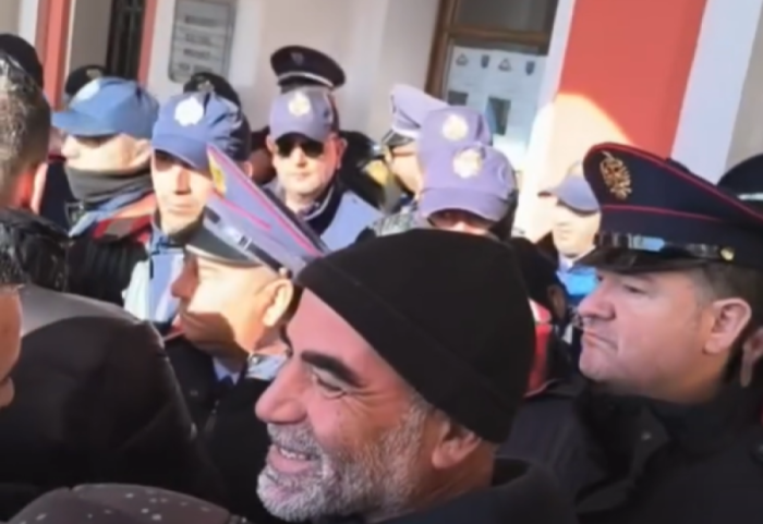 Iu është kërkuar të largohen për 3 ditë, tregtarët e Vlorës në protestë para Bashkisë
