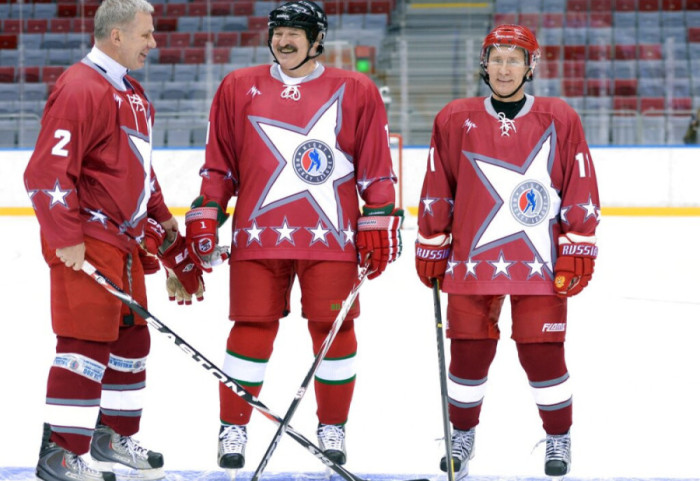 Lukashenko dëmtohet teksa luante hokej në akull