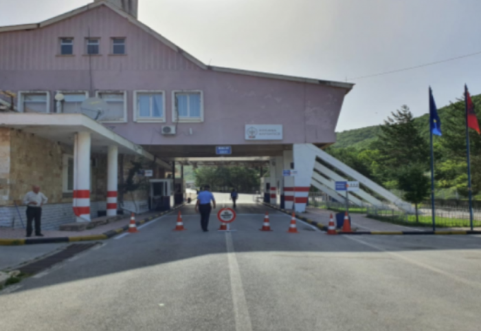 Bllokohet Qafë Thana dhe Kapshtica, shkak protesta e fermerëve grekë dhe një aksident