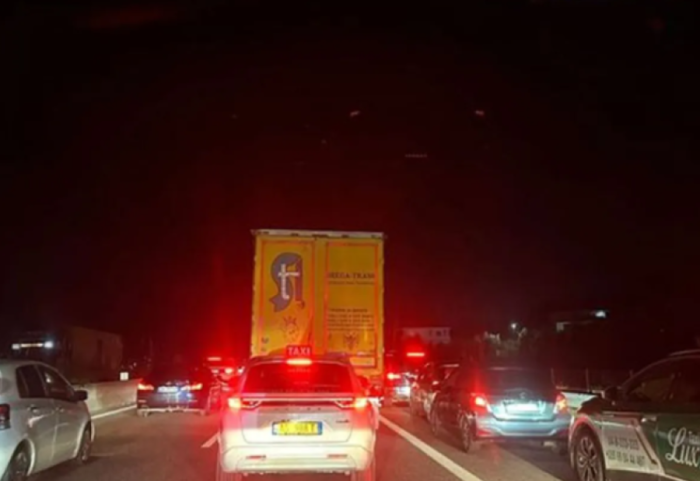 Elbasani i bllokuar nga trafiku, kolona kilometrike në çdo hyrje-dalje