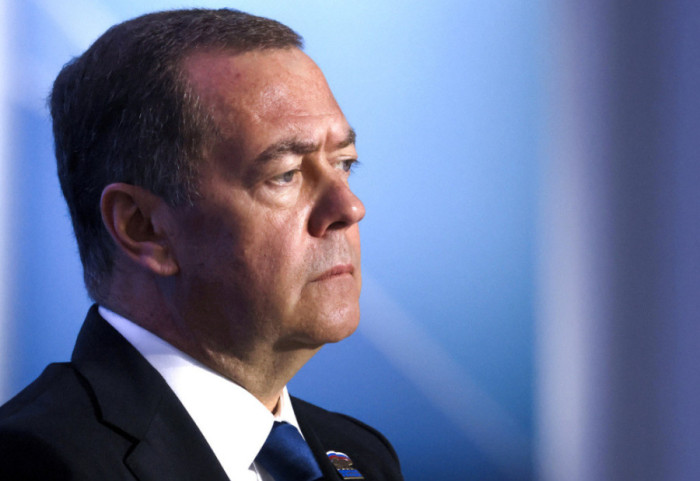 Medvdev nuk përmbahet ndaj Zelensky-t: Ta balcamosim xhuxhin, trupin e tij ta shfaqim në muzeun e Shën Petersburgut