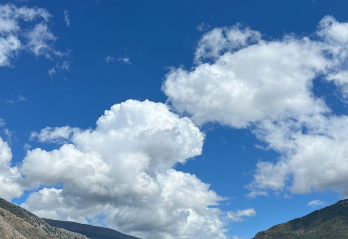 Janari mbyllet me diell dhe kushte atmosferike të paqëndrueshme