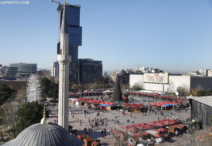 "Diell me dhëmbë", e hëna me mot të ftohtë dhe të kthjellët