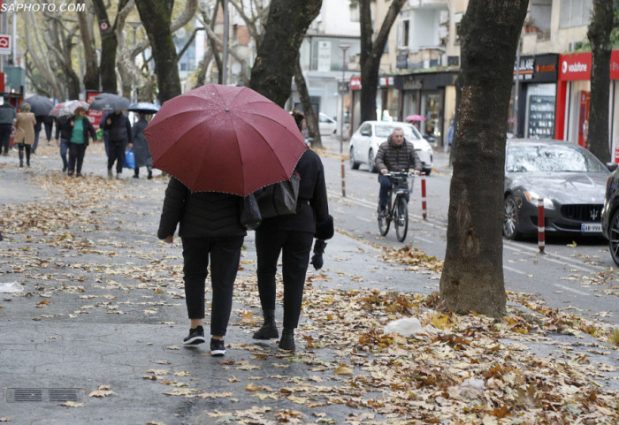 Moti i paqëndrueshëm në vend, shi dhe borë në zonat malore