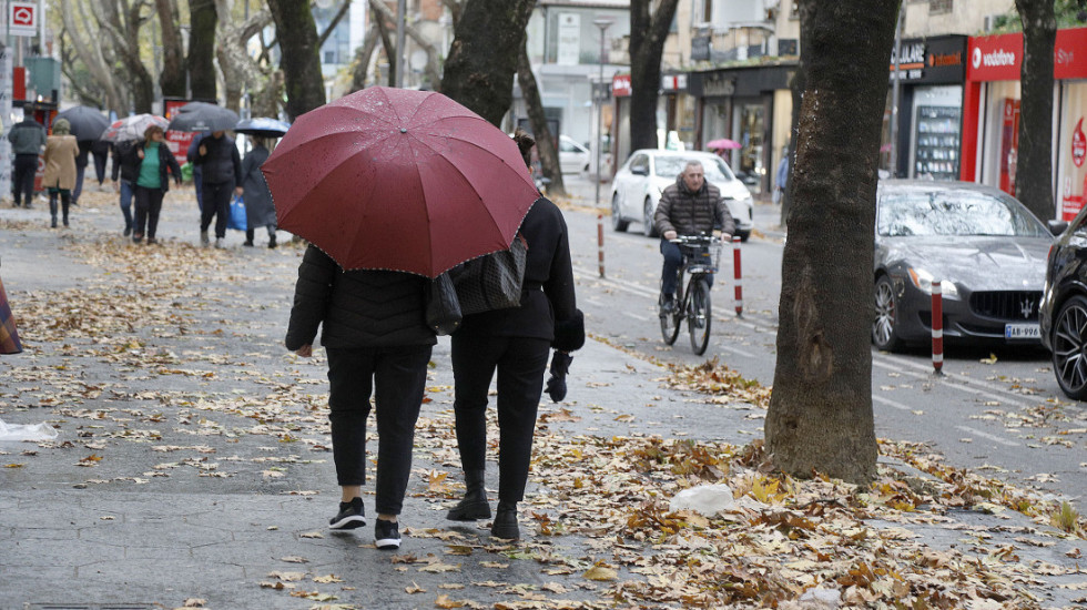 Moti i paqëndrueshëm në vend, shi dhe borë në zonat malore