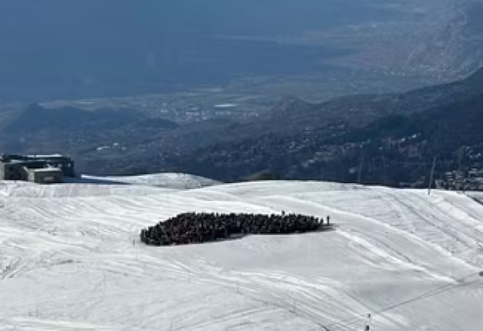 Një zemër në majë të malit për nder të viktimave në Crans-Montana
