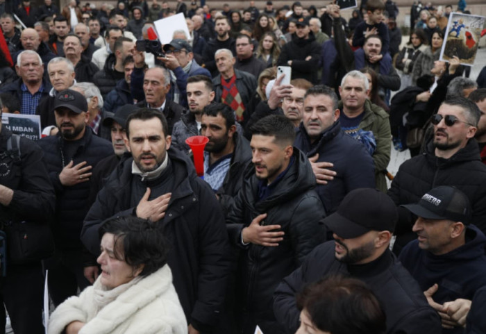 Tensione dhe përplasje gjatë protestës së “Shqipëria Bëhet” para Kryeministrisë