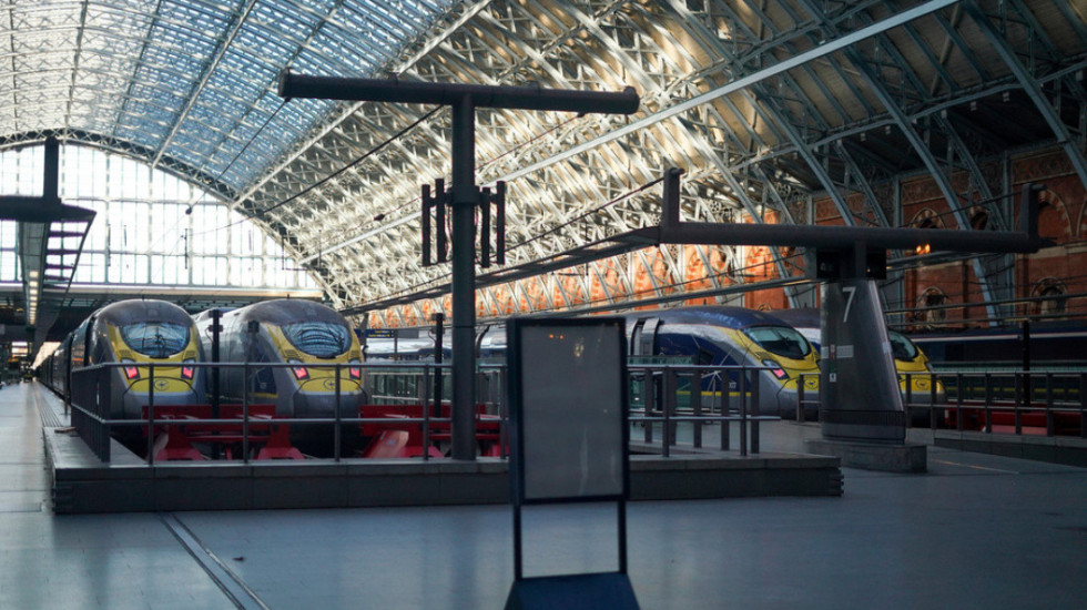 Skandal në Londër, pasagjerëve në tren u shërbehen salçiçe nga koshi i mbeturinave