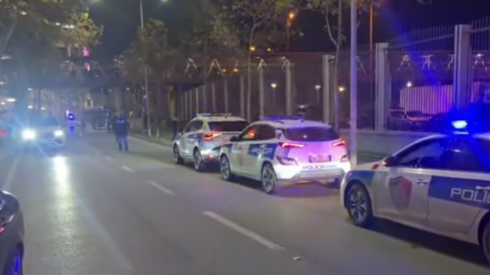 Kapen armë, municione dhe 20 kg kanabis, në pranga babë e bir