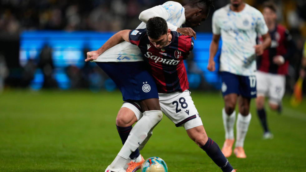 Interi thyen Bolonjën dhe rimerr kreun