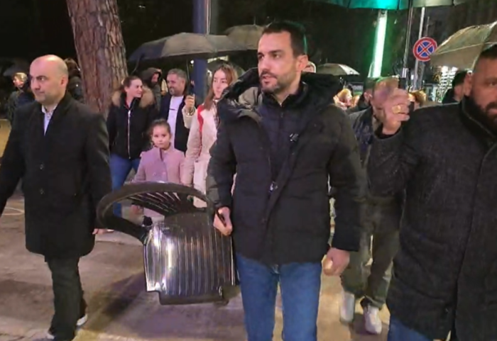 Poshtë zyrës së Ramës, Adriatik Lapaj njofton datën e protestës së tretë kombëtare